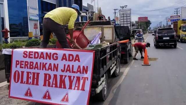 Warga Pringsewu Patungan Perbaiki Jalan Rusak, Sindir Pemerintah dengan Spanduk