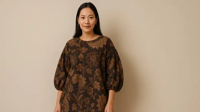 8 Model Baju Batik Tunik Bawahan Rok Plisket yang Tidak Membuat Tubuh Pendek atau Melebar