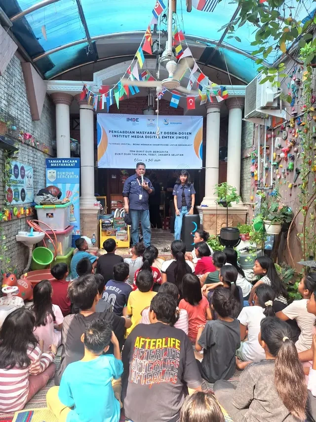 Dosen IMDE Ajak Anak-Anak Bukit Duri Bikin Konten, Langsung Praktek Pakai Smartphone