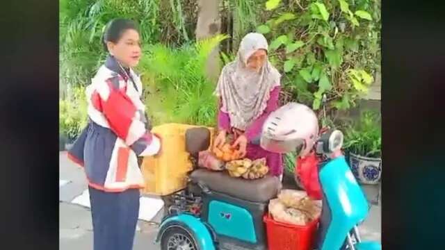 Iriana Jokowi Borong Dagangan Tukang Sayur Keliling di Rumahnya, Penampilannya Bikin Salfo...