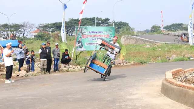 Aksi Freestyle Abang Becak Garut di Depan Tentara, bak Pembalap Profesional