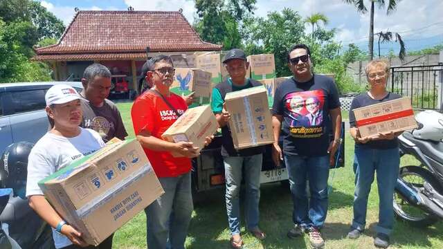 Relawan Ganjar-Mahfud DIY Beri Paket Hospital Kit ke Para Saksi Pemilu 2024 di Pesisir Gun...