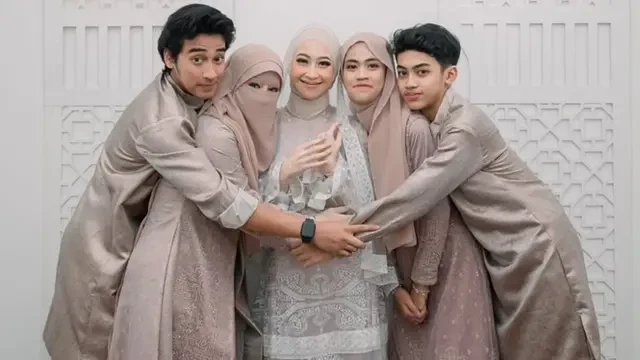 7 Potret Adiba Khanza dengan Ketiga Adiknya, Selalu Kompak