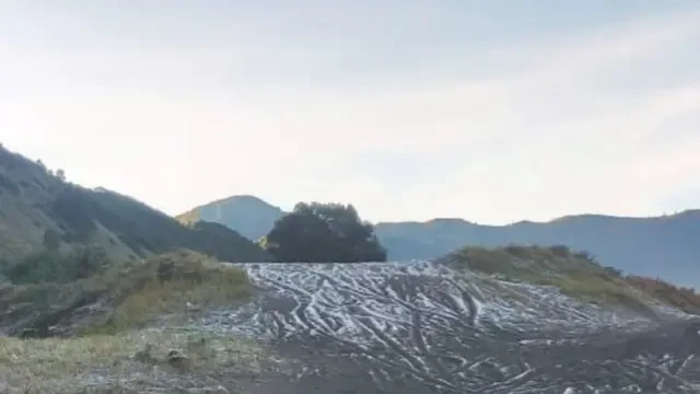 Fenomena Kemunculan Embun Upas, Saat Gunung Bromo Tampak Eksotik Diselimuti 'Salju'
