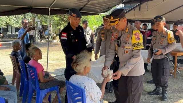 250 Paket Bantuan Polda NTT untuk Warga Terdampak Perang Tanding