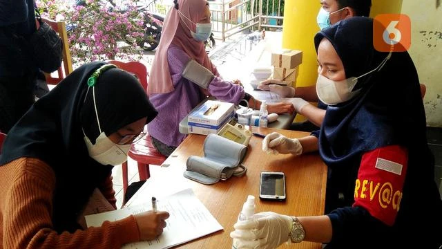 Ratusan Mahasiswa Divaksin Gratis, Kampus Ini Kaji Kuliah Tatap Muka