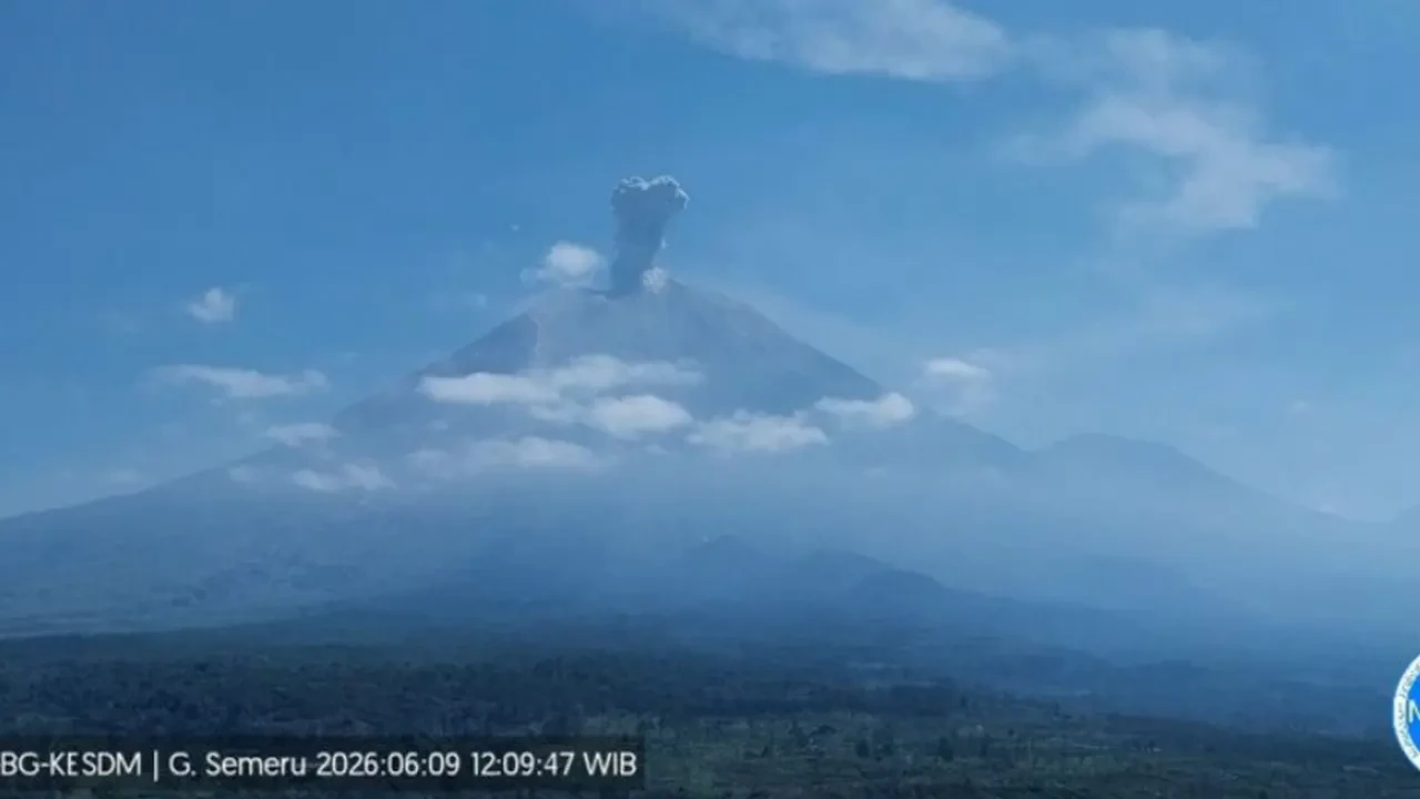 Gunung Semeru Erupsi 10 Kali dalam Sehari, Selasa 9 Juni 2026