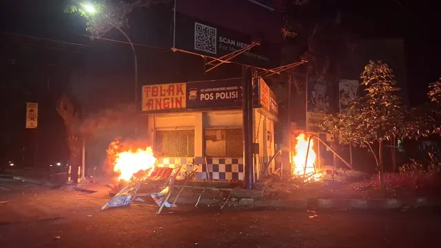 Ratusan Orang Bermasker di Kota Makassar Bakar Pos Polisi