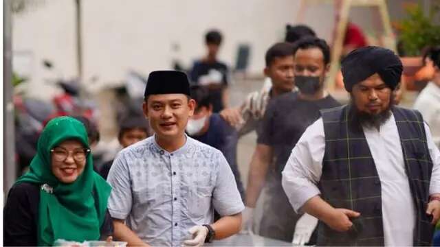 Bobon Santoso Unggah Foto Bareng Ustaz Derry Sulaiman Pakaian Nuansa Islami, Curi Atensi