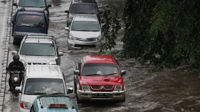 Terobos Banjir Tanpa Panik, Ini 8 Langkah Aman bagi Pengemudi Mobil
