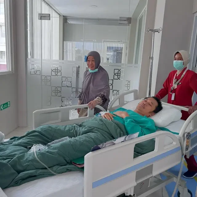 Hanung Bramantyo Baru Pulang Opname, 2 Hari Kemudian Masuk RS Lagi Usai Patah Kaki Ketiban...