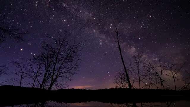 Tren Wisata Star Bathing, Apa Bedanya dengan Stargazing?