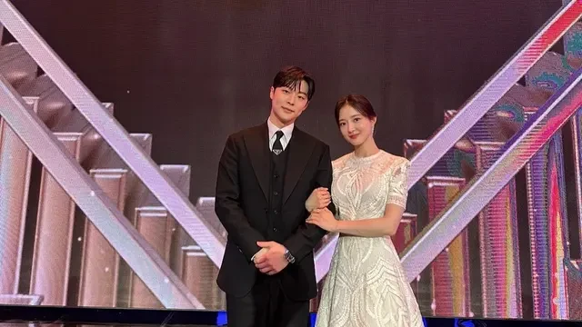 Lee Se Young dan Bae In Hyuk Gandengan Tangan dan Tampil Mesra di MBC Awards, Agensi Banta...