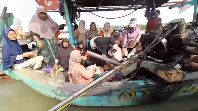 Momen Unik Polisi Digerebek Emak-Emak Nelayan, 'Dipaksa' Makan Bersama saat Amankan Larung...