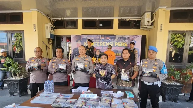 Seorang Pria dengan 4 Identitas Beredar Bawa Koper, Saat Digeledah Isinya 20 Kg Sabu