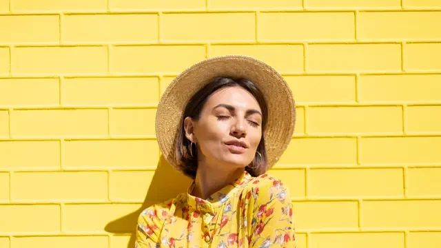 4 Tips Makeup untuk Outfit Warna Kuning, Tampil Memesona Tanpa Takut Berlebihan