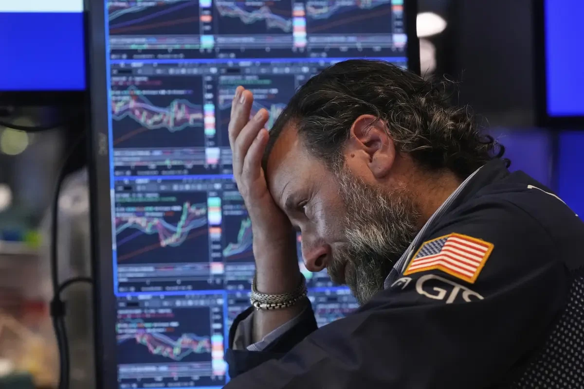 Wall Street Tertekan, Indeks Nasdaq Merosot Imbas Saham Chip