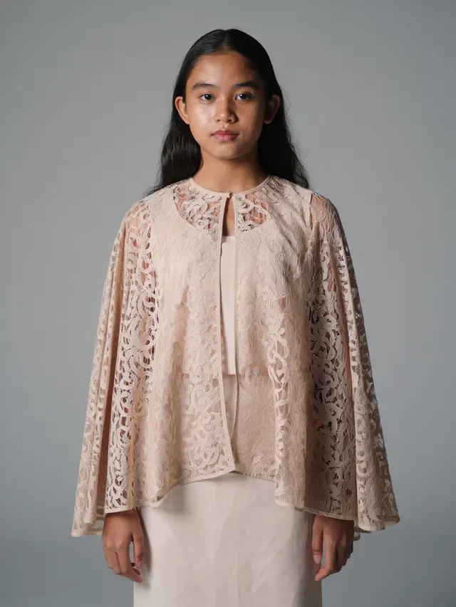 8 Pesona Brokat Cape Layer Panjang Minimalis Glamor, Jadi Tren Fashion 2025