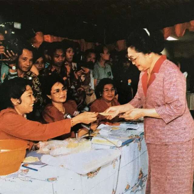 Potret Langka Pak Harto dan Ibu Tien Soeharto Nyoblos, Kotak Suara Pemilu dari Kayu Jadi S...