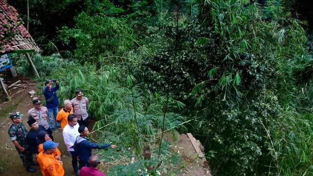 72 Titik Longsor Terjang Kabupaten Tasikmalaya, PJ Gubernur Jabar Pastikan Penanganan Berj...