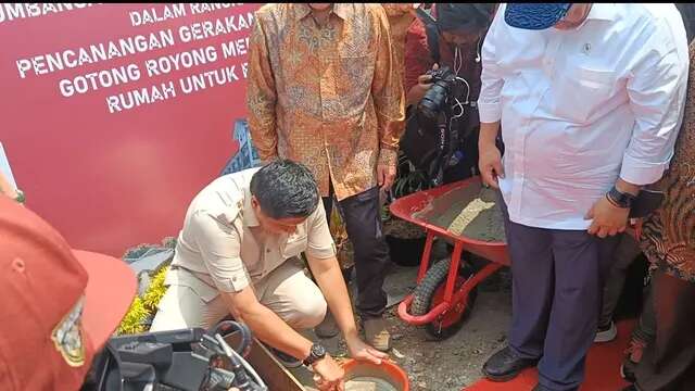 Momen Menteri Ara Terampil Aduk Semen di Gerakan Gotong Royong