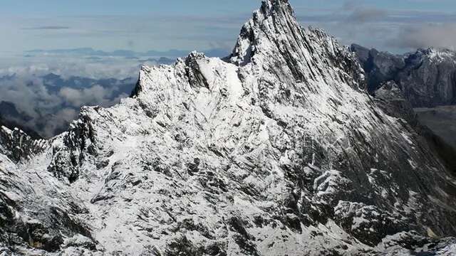 Fakta Unik di Balik Pesona Gunung Jayawijaya