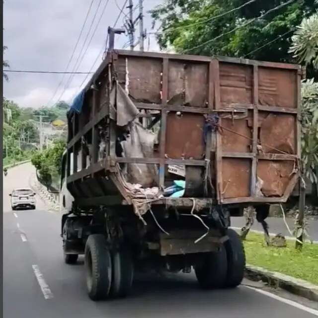 Miris, Video Truk Sampah Diduga di Bandar Lampung Bolong di Bagian Belakang dan Samping Ja...