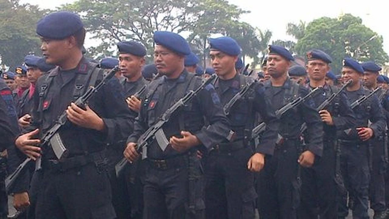 2 Anggota Brimob Dikeroyok 11 Debt Collector