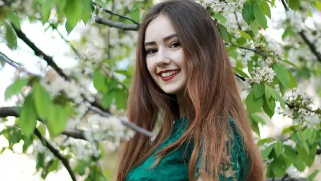 4 Gaya Menawan Vika Kolesnaya dalam Balutan Dress Brokat, Bikin Terpukau