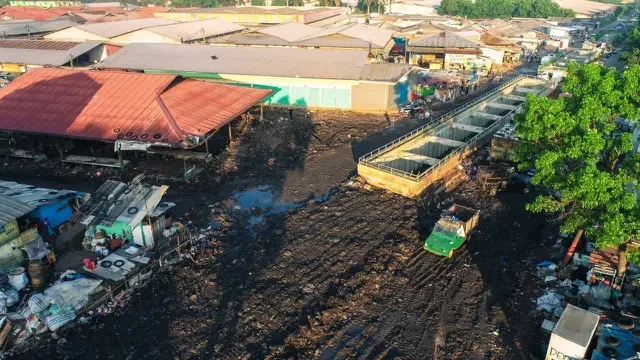 Mengurai Gundukan Sampah dan Kasus Pungli di Pasar Gedebage