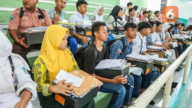 Ribuan Pelajar Surabaya Terima Bantuan Perlengkapan Sekolah Gratis dari Pemkot
