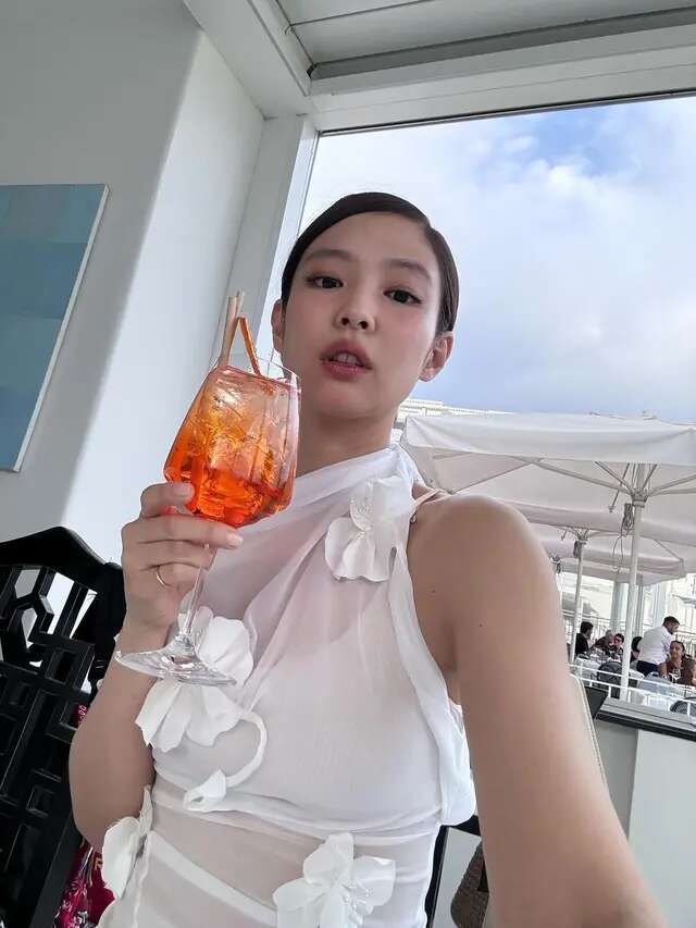 Jennie BLACKPINK Diduga Merokok Vaping di Dalam Ruangan Saat Dirias, Kontennya Buru-buru D...