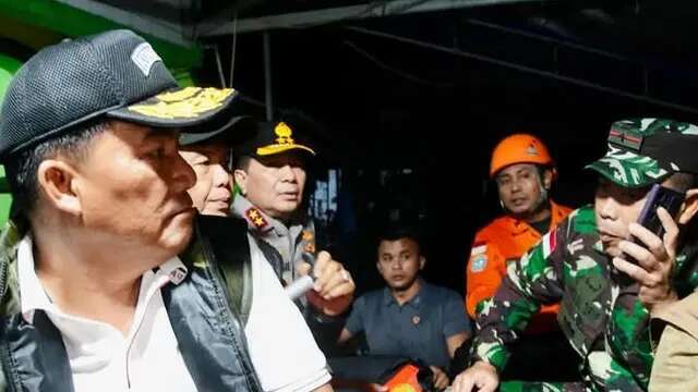 Banjir Manado, Gubernur Sulut Naik Perahu Karet Salurkan Bantuan untuk Warga