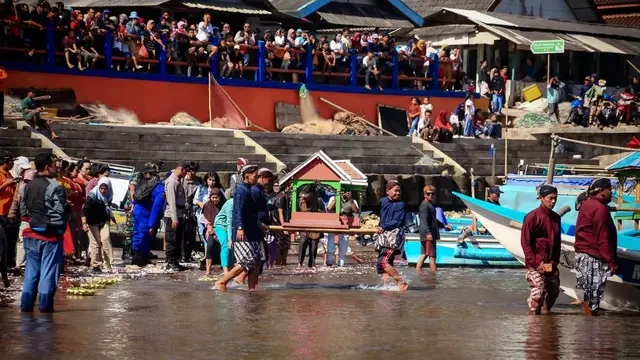 Menjaga Harmoni dengan Alam, Gunungkidul Rayakan 1 Suro di Laut