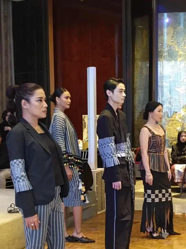 Desainer Amanda Hartanto Pamer Koleksi Lurik Buatan Tangan, Ajak Cantika Abigail hingga Pu...