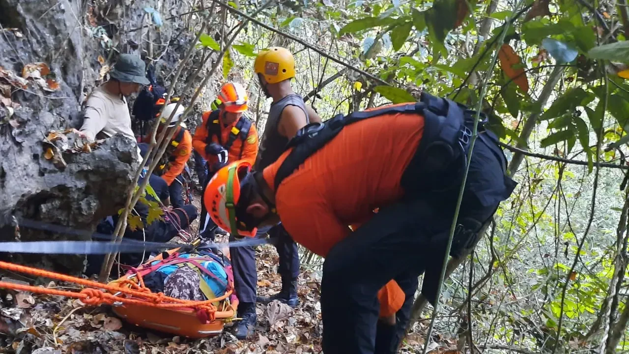 Niat Kembangkan Wisata, Enam Mahasiswa Terjebak di Goa