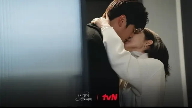 Ciuman Manis Park Min Young untuk Na Inwoo Akhiri Marry My Husband Episode 10, Rating Kian...