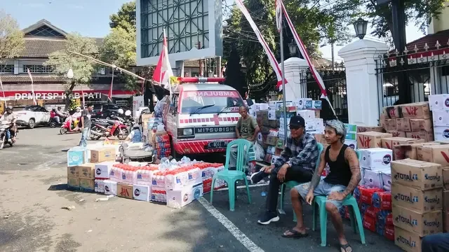 Dukungan Demo Tolak Kenaikan PBB di Pati Terus Mengalir, Posko Kebanjiran Donasi Air Miner...