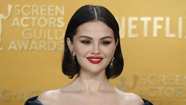 Potret Selena Gomez Tampil Bergincu Merah di SAG Awards 2025, Dinilai Persis Snow White