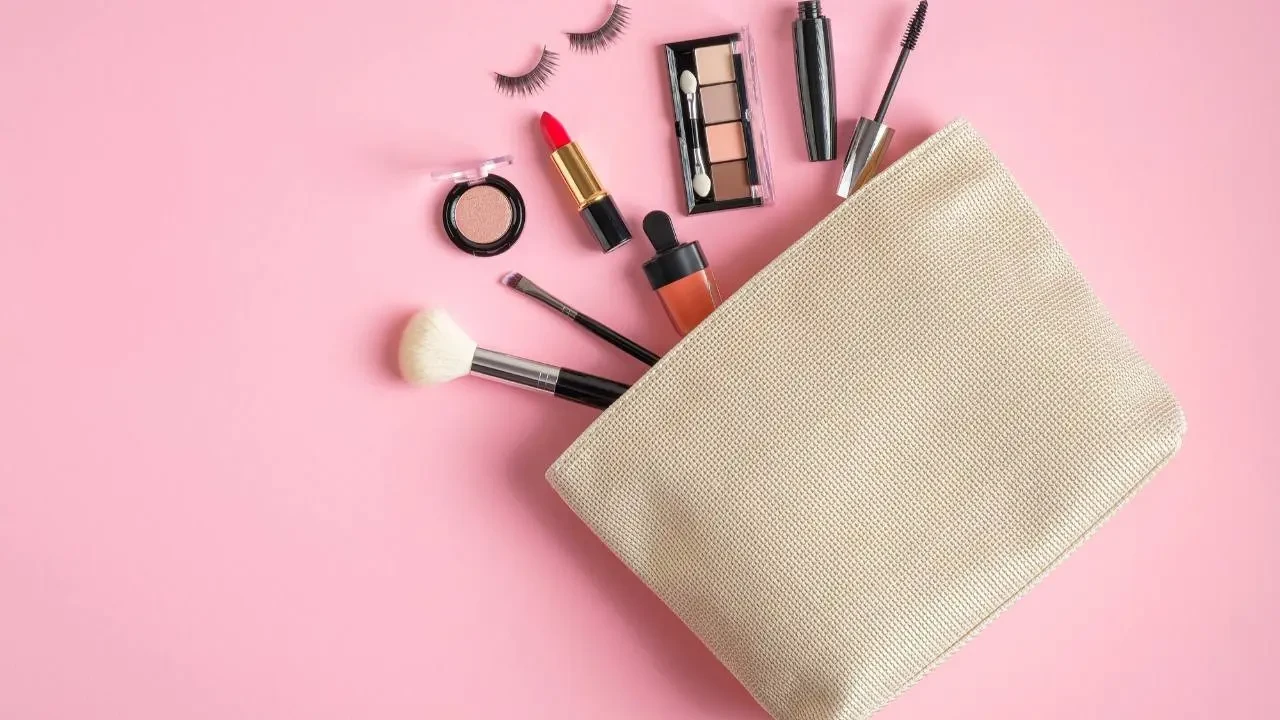 8 Pouch Makeup Estetik yang Bikin Koleksi Riasan Tetap Rapi saat Bepergian