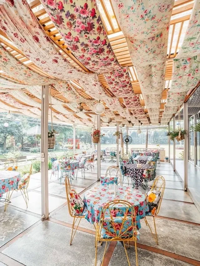 20 Rekomendasi Tempat Makan Enak di Bekasi untuk Keluarga Besar, Luas dan Nyaman