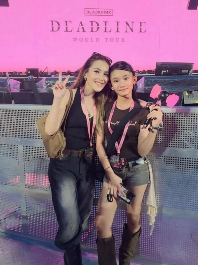 Model Sepatu Ayu Ting Ting dan Bilqis saat Nonton Konser BLACKPINK, Stylish dan Curi Perha...