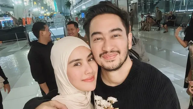 Syahnaz Sadiqah Disambut Suami dan Anak Setelah Pulang Naik Haji