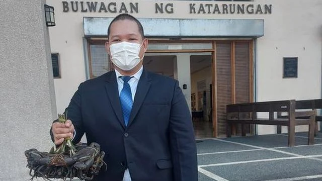 Viral Pengacara Dibayar dengan Kepiting Usai Bantu Warga Miskin di Pengadilan