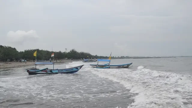 BMKG: Perahu Nelayan dan Kapal Ferry Waspada Gelombang Tinggi 4 Meter di Perairan Jabar