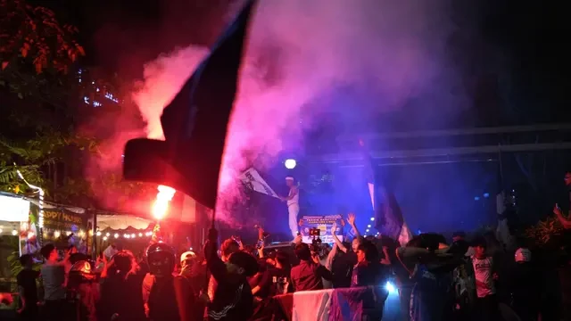 Ada di Tengah Pawai, Dedi Mulyadi Buka Baju Kibarkan Bendera Persib dari Atas Mobil
