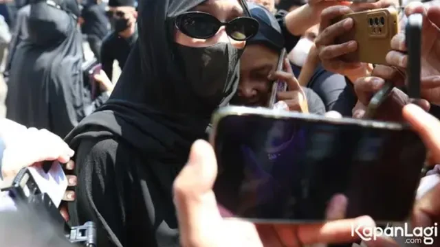 Potret Ayu Ting Ting Melayat ke Rumah Duka Mpok Alpa, Berhijab Serba Hitam