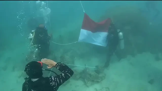 TNI Gelar Upacara Kemerdekaan di Dasar Laut Pulau Sangiang, Bentangkan Bendera Raksasa