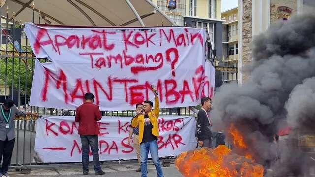 Buntut Penembakan Kasat Reskrim Polres Solok Selatan, Mahasiswa Unjuk Rasa Desak Usut Tamb...