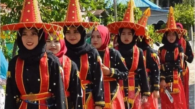 Tari Lumense, Tari Ritual Pengusir Bencana dengan Media Pohon Pisang dan Parang